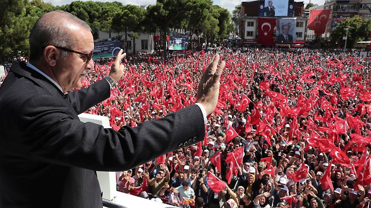 Lässt sich trotz Wirtschaftskrise feiern: der türkische Präsident.