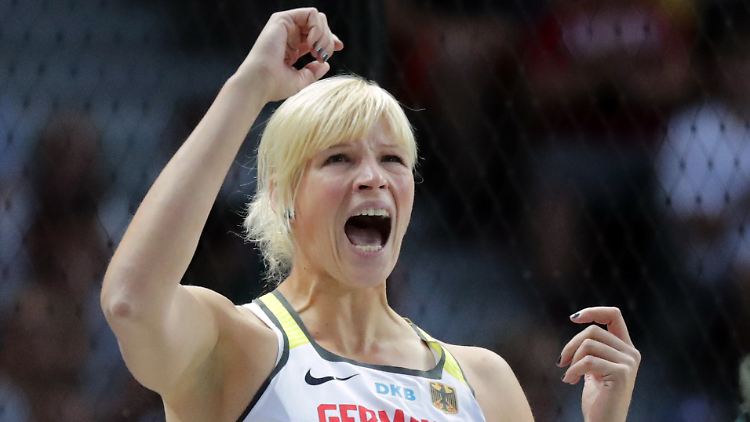 Nadine Müller jubelt: Sie hat die Silbermedaille im Diskuswerfen gewonnen.