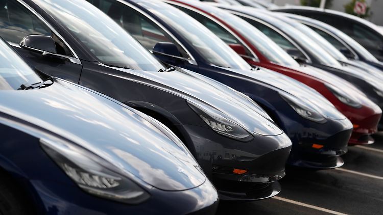 Die Tesla-Aktie von der Börse nehmen und das per Twitter ankündigen? - Dieses Vorgehen von Tesla-Chef Elon Musk prüft nun die Börsenaufsicht.