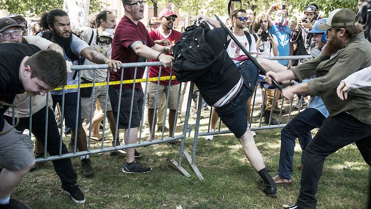 Bei den Protesten in Charlottesville im vergangenen Jahr war es zu massiven Gewaltausschreitungen gekommen. 