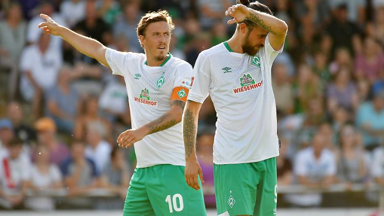Ex-"Bad Boy" Max Kruse (l.) muss den Bremer Schlafmützen die Richtung weisen.