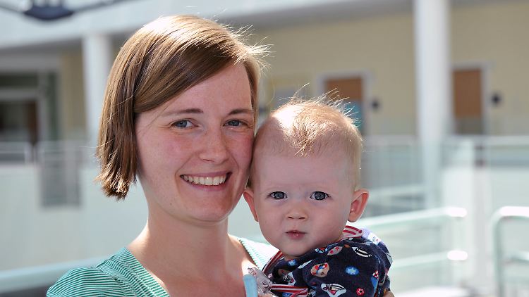 Baby Faustus mit seiner Mutter Fanny B..