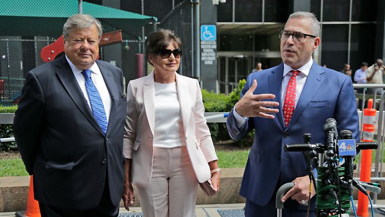 Viktor und Amalija Knavs mit ihrem Anwalt Michael Wildes.