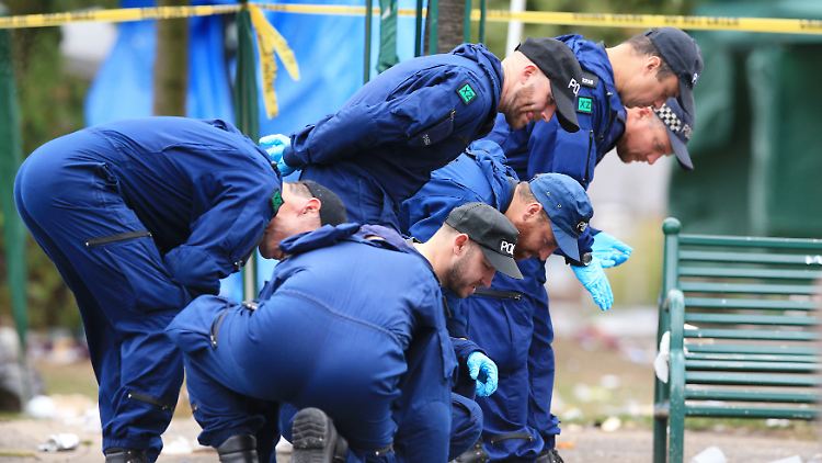 Mit welcher Waffe wurden die Schüsse abgegeben? Die Polizei in Manchester sichert Spuren.