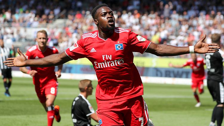Jubel nach dem ersten Zweitligator in der Geschichte des HSV: Khaled Narey.