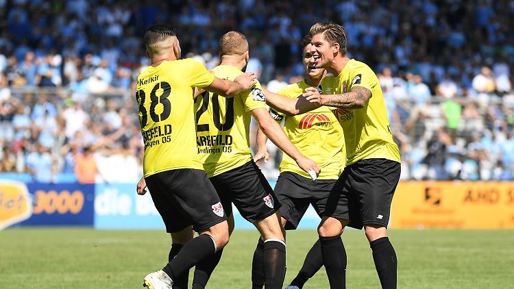 Die Uerdinger-Spieler jubeln über Ali Ibrahimajs Treffer (2.v.li.) zum 1:0.