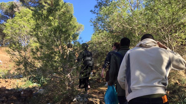 Flüchtlinge auf dem Weg in ein Zeltlager in der Nähe von Melilla. Hier gab es seit Mitte vergangener Woche verstärkt Razzien.