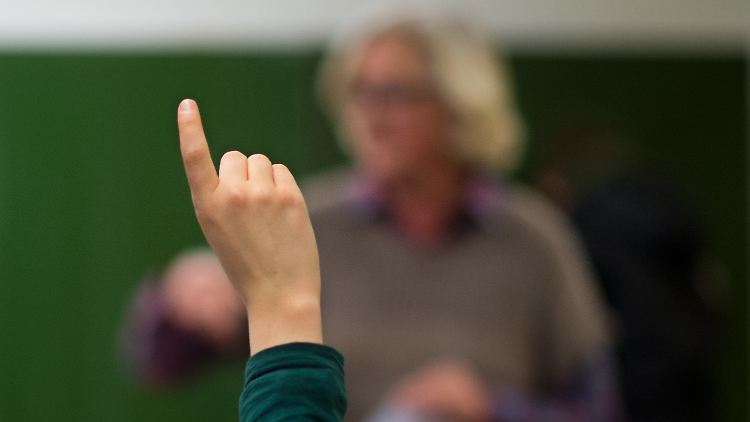Derzeit stehen viele Pensionäre vor den Klassen.