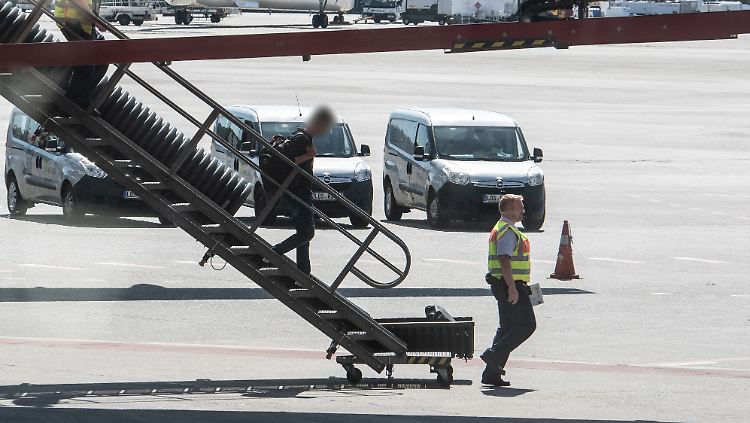 Um 14.16 Uhr landete Nasibullah S. auf dem Flughafen Berlin-Tegel.