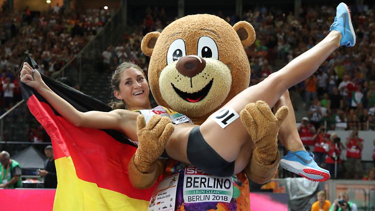 EM-Maskottchen Berlino trägt Gesa Krause auf Händen.