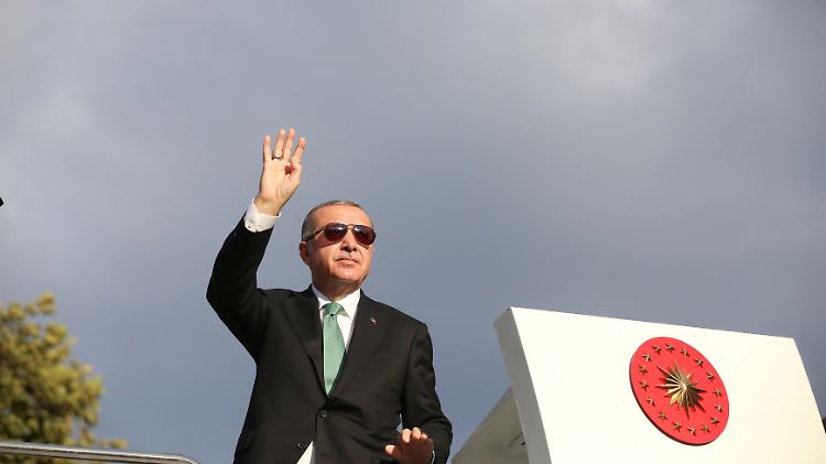 Die Kugeln, Granaten, Raketen in diesem Wirtschaftskrieg seien "Dollar, Euro oder das Gold", glaubt Erdogan.