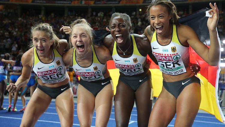 Vierfacher Jubel: Rebekka Haase (v.l.n.r.) Gina Lückenkemper, Lisa-Marie Kwayie und Tatjana Pinto freuen sich über ihre Medaille.