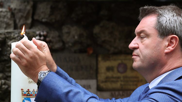 Wahlkampf in Bayern: Markus Söder entzündet an der Mariengrotte nahe der Wallfahrtskirche Maria-Vesperbild eine von ihm gestiftete Kerze.