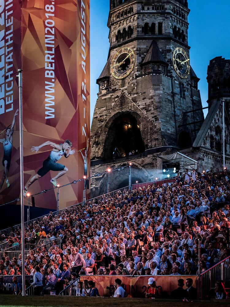 Mitten in der Stadt: Eröffnungsfeier am Breitscheidplatz.