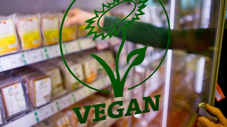 Mittlerweile auch in vielen Supermärkten in Deutschland zu finden: Vegane Lebensmittel, unter ihnen auch Fleisch-Imitate.
