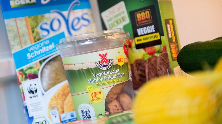 Sieht aus wie Fleisch, ist es aber nicht: Vegane Schnitzel, vegetarische Frikadellen und vegetarische Grillsteaks in einem Kühlschrank.