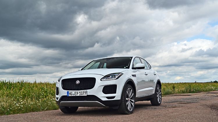 Weit reißt der Jaguar E-Pace seinen Schlund auf und macht sich nicht nur damit größer als die Mitbewerber.