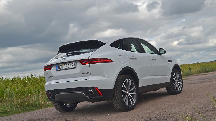 Die Heckansicht des Jaguar E-Pace verspricht mehr Sportlichkeit, als das SUV halten kann.