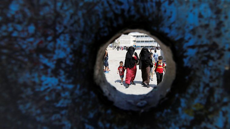 Palästinensische Frauen und Kinder im Flüchtlingslager Al-Wehdat in der jordanischen Hauptstadt Amman. Mehr als zwei Millionen palästinensische Flüchtlinge leben in dem Land.