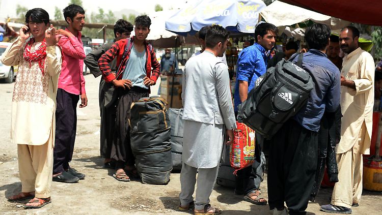Zivilisten wollen Ghazni-Stadt verlassen.