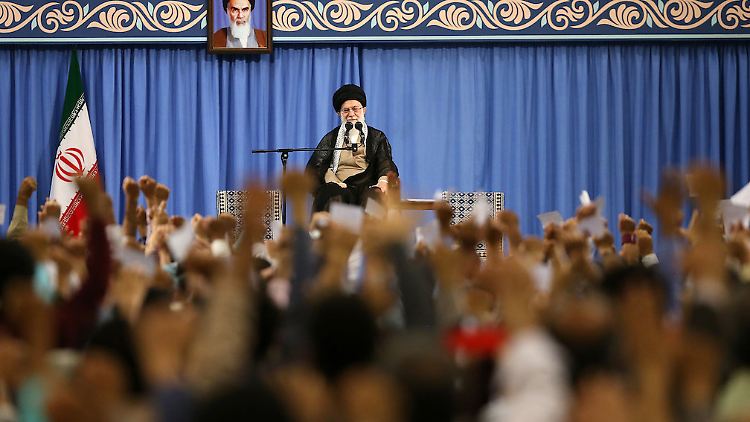 Ajatollah Ali Chamenei will keine Gespräche mit den USA, aber auch keinen Krieg. 