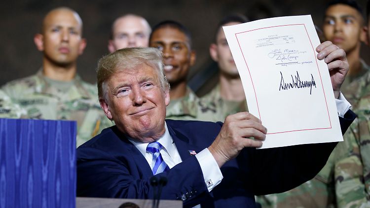 Trump präsentiert das neue Gesetz auf der Militärbasis Fort Drum im Bundesstaat New York. 