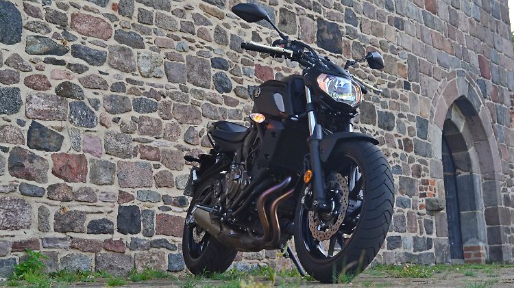 Mit dem Facelift gab es nicht nur straffere Dämpfer, sondern auch eine neue Scheinwerfermaske für die Yamaha MT-07.