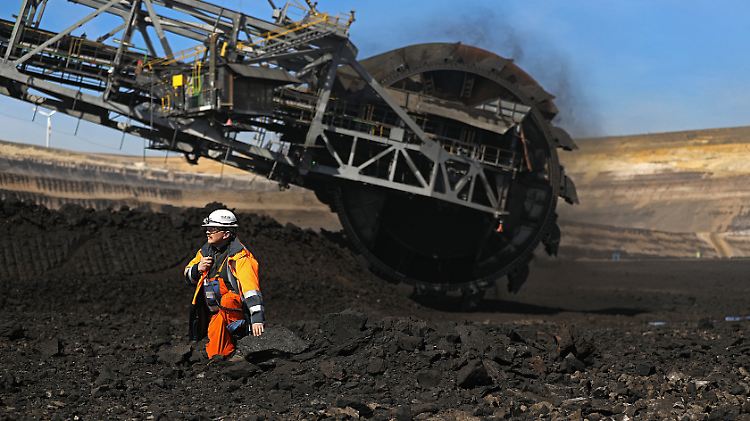 Fossile Energiequelle aus dem Boden: Im Rheinischen Braunkohlerevier kontrolliert ein RWE-Mitarbeiter die Arbeiten im Tagebau Garzweiler.