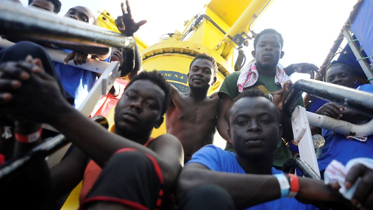 141 Flüchtlinge sind derzeit an Bord der "Aquarius".