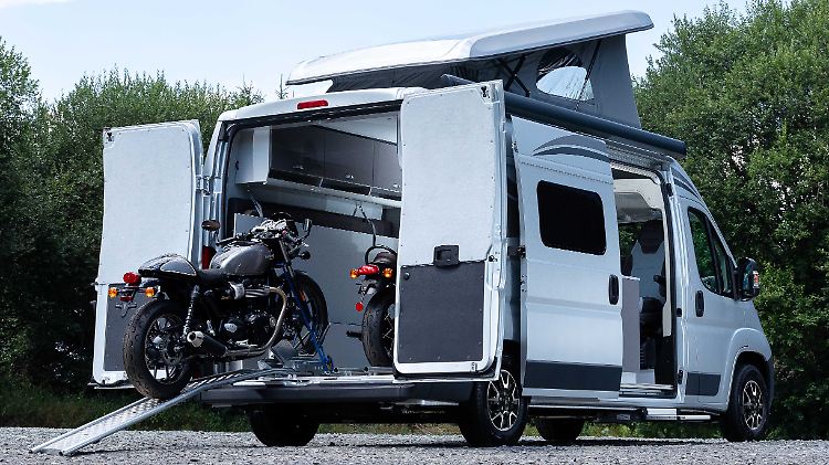 Über eine Seilwinde und ein Schienensystem werden die Motorräder sicher in den Jumper gebracht.