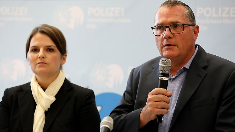 Kölns Kriminaldirektor Klaus-Stephan Becker (r.) zeigt sich vom Ausmaß der Gewalt schockiert.