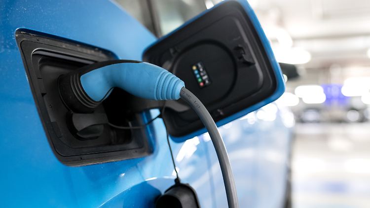 Der Kauf eines batteriebetriebenen Autos wird mit einem Umweltbonus von bis zu 4000 Euro bezuschusst.