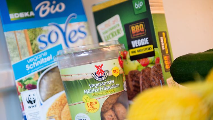 Vegane Schnitzel, vegetarische Frikadellen und vegetarische Grillsteaks im Supermarkt.