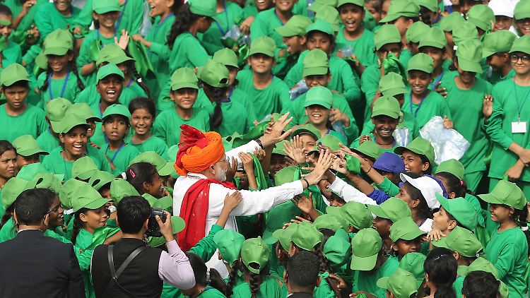 Narendra Modi, Premierminister von Indien, begrüßt Schulkinder, nachdem er am Unabhängigkeitstag des Landes gesprochen und dabei auch die Raumfahrt-Pläne angekündigt hat.