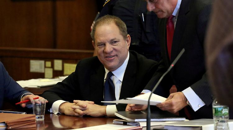 Harvey Weinstein soll dutzende Frauen sexuell angegriffen haben. Bei einer Verurteilung droht ihm  lebenslange Haft.