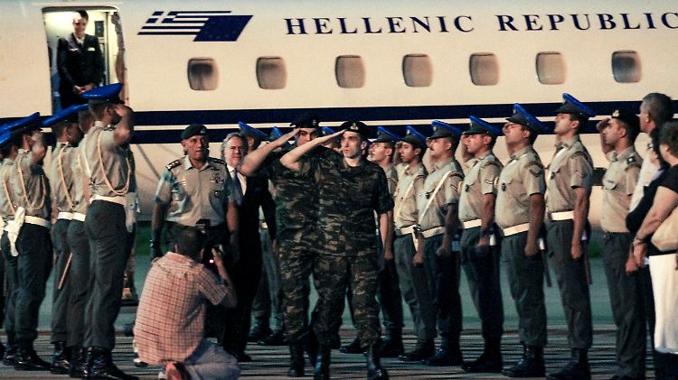 Mit militärischen Ehren empfängt Griechenland die beiden aus türkischer Haft zurückgekehrten Soldaten.