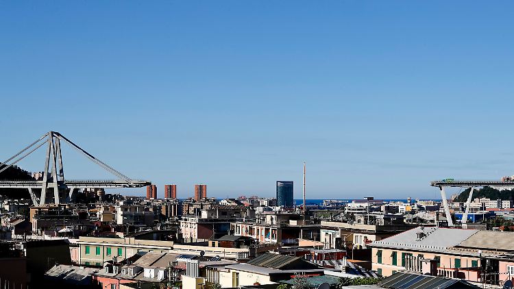 Die Reste der Morandi-Brücke in Genua: Die aufgehende Sonne scheint auf eine schwer getroffene Stadt.