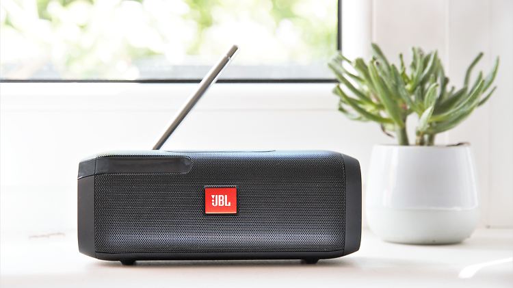 Der JBL Tuner macht sich auch gut auf der Fensterbank. 