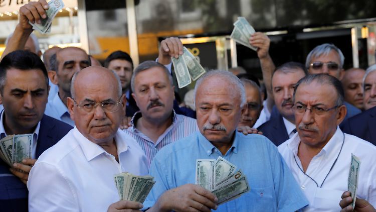 Einige Türken folgen Erdogans Aufruf und tauschen Dollar demonstrativ in Lira um.