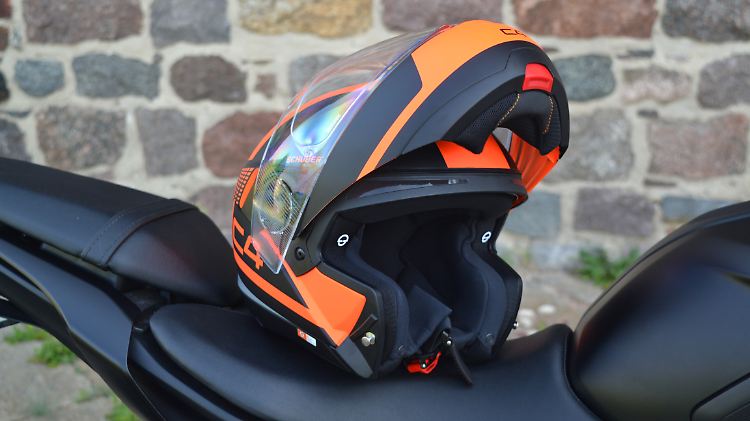 Bei offener Klappe ist es sogar möglich, den Schuberth C4 mit der Brille auf der Nase aufzusetzen.