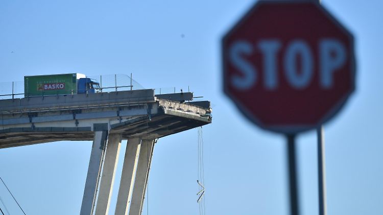 Italiens Verkehrsminister Danilo Toninelli spricht von einer "entsetzlichen Tragödie": Bei Genua stürzt eine vierspurige Autobahnbrücke ein.