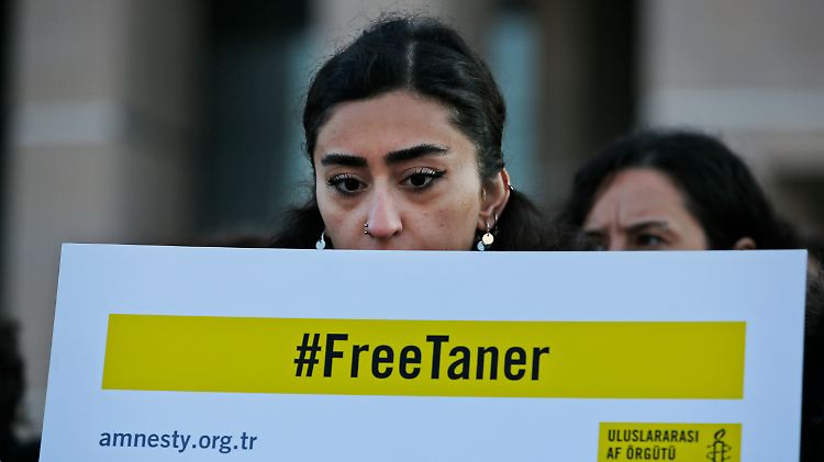 Eine Frau demonstriert in Istanbul für die Freilassung des Amnesty-Ehrenvorsitzenden Kilic.