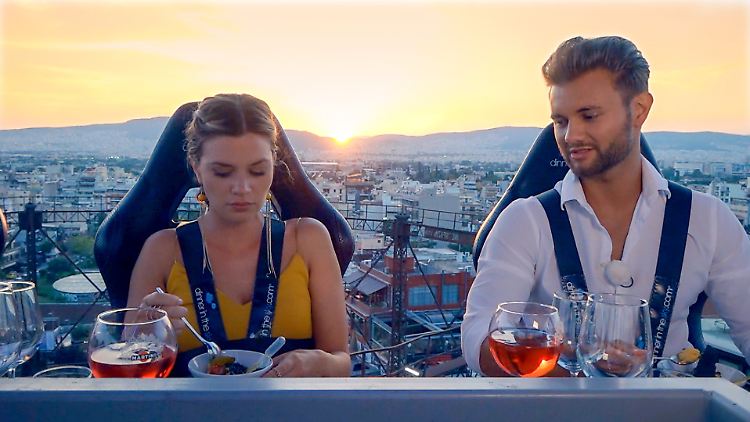 In luftiger Höhe empfängt Nadine beim Einzeldate dieses Mal Daniel zum Dinner.