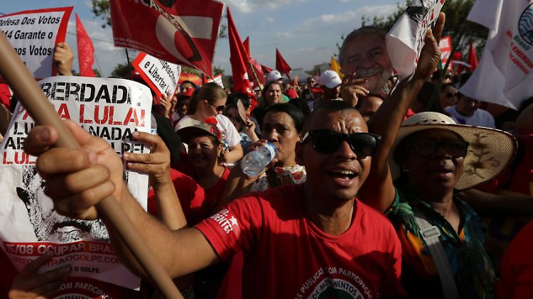 10.000 Unterstützer des ehemaligen brasilianischen Präsidenten Lula demonstrierten in der Hauptstadt Brasília.