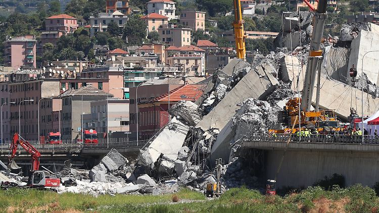 Die Unglücksstelle in Genua: Zahlreiche Rettungskräfte suchen unermüdlich nach Verschütteten.