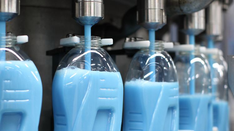 So kommt das Waschmittel in die Flasche: Henkel-Chef Hans Van Bylen muss die Prognose anpassen.