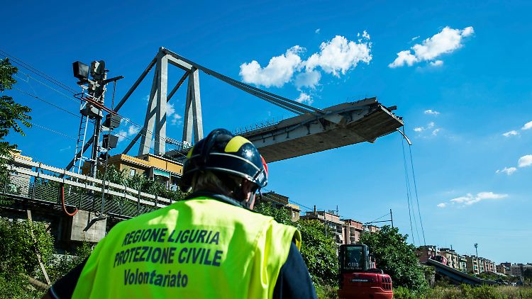 Ein Arbeiter inspiziert das Gebiet um die eingestürzte Morandi Autobahnbrücke.
