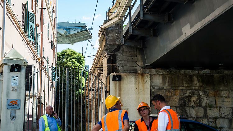 Italiens klaffende Wunde: Experten von Polizei und Bauaufsicht begutachten in Genua einsturzgefährdete Bauten im Umfeld der zusammengebrochenen Autobahnbrücke.