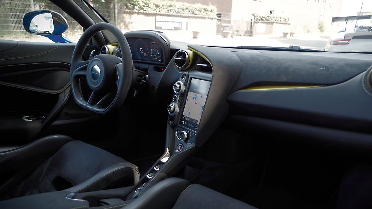 Der McLaren verwöhnt mit ansehnlichem Infotainment, und das Kombiinstrument besteht aus 100 Prozent Displayfläche.