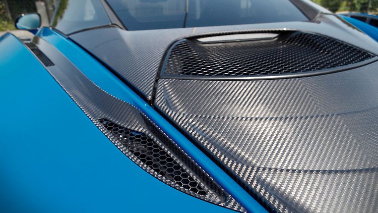 Viel Leistung benötigt viel Luft – Lufteinlässe gibt es beim McLaren reichlich.